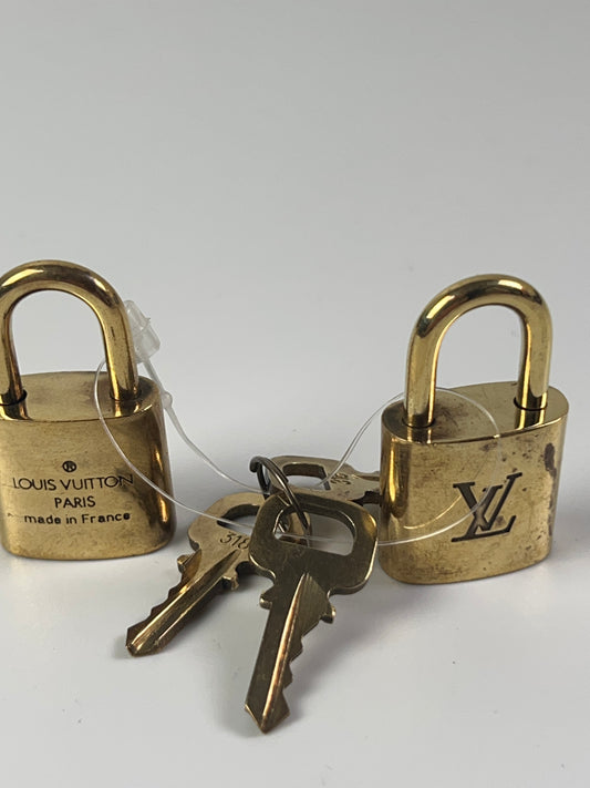 LOUIS VUITTON Set of 2 locks with 3 Keys #318