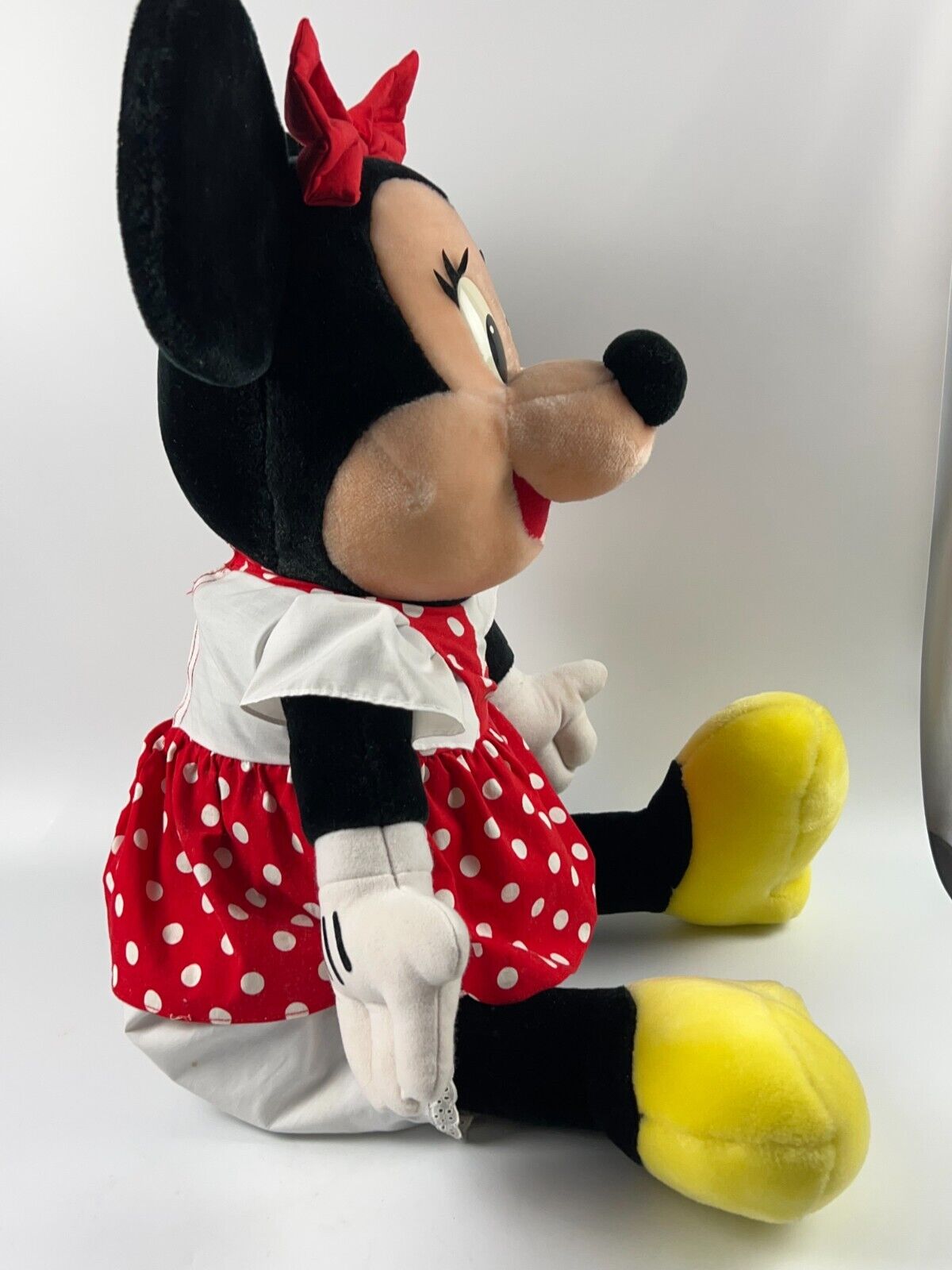 DISNEY MINNIE MOUSE JUMBO PLUSH 26In Stuffed Animal Disneyland Walt Disney World