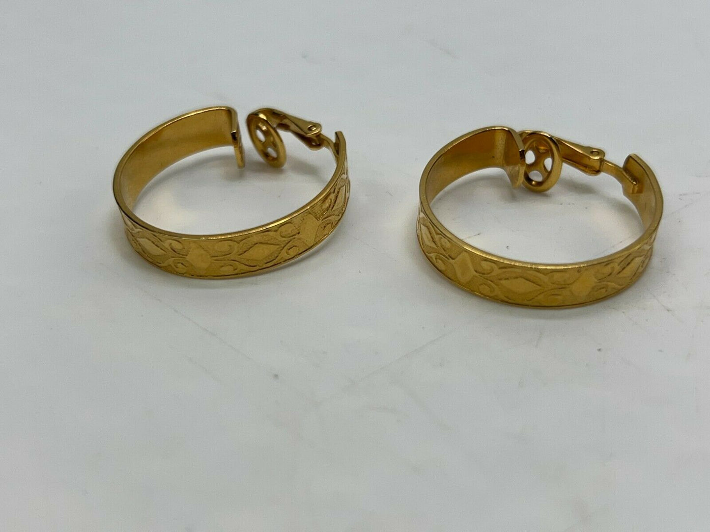 Vintage TRIFARI Gold Tone Clip On Earrings